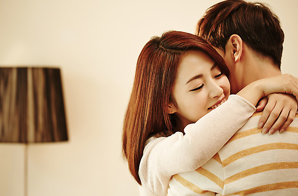 포토 JPG 커플 여자 남자 행복 여유 포옹 함께함 실내 사람 동양인 상반신 20대 성인 두명 앞모습 뒷모습 아웃포커스 다정 한국인 청년만 성인만 국내포토 감정 뷰포인트 컨셉 관계 안기 촬영기법 인종 청년 내부 파일형식