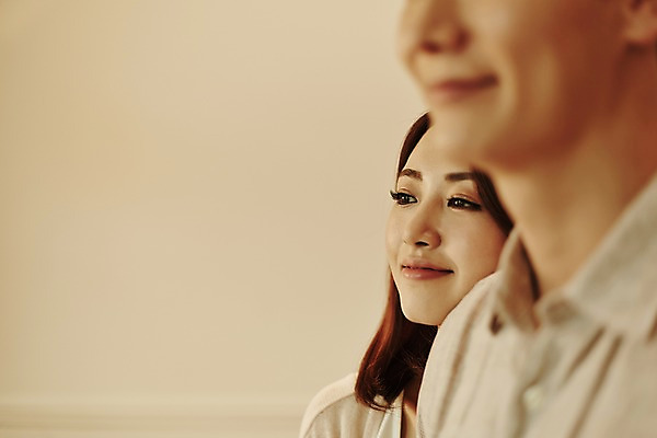 포토 JPG 여자 행복 여유 함께함 실내 웃음 사람 동양인 상반신 20대 성인 두명 아웃포커스 기댐 다정 한국인 여자만 성인여자만 청년만 청년여자만 성인만 국내포토 감정 컨셉 모션 촬영기법 표정 인종 청년 내부 파일형식