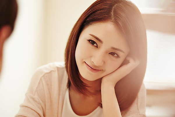 포토 JPG 여자 실내 한명 웃음 사람 동양인 상반신 20대 성인 앞모습 턱괴기 한국인 여자만 여자한명만 성인여자만 청년만 청년여자만 성인한명만 청년여자한명만 성인여자한명만 성인만 국내포토 1 뷰포인트 모션 표정 인종 청년 내부 파일형식