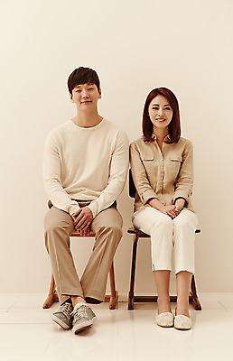 포토 JPG 전신 커플 여자 남자 행복 여유 의자 함께함 실내 웃음 사람 앉기 동양인 20대 성인 두명 앞모습 다정 한국인 손모으기 청년만 성인만 국내포토 감정 뷰포인트 가구 컨셉 관계 모션 표정 인종 손짓 청년 내부 파일형식