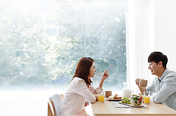 포토 JPG 커플 여자 남자 행복 여유 음료 과일 탁자 아침 함께함 실내 샌드위치 웃음 들기 사람 앉기 동양인 상반신 20대 성인 두명 옆모습 마주보기 숟가락 식사 다정 샐러드 한국인 우유 아침식사 찻잔 청년만 성인만 국내포토 주간 감정 음식 뷰포인트 가구 컨셉 관계 모션 잔 유제품 수저 표정 인종 청년 내부 파일형식