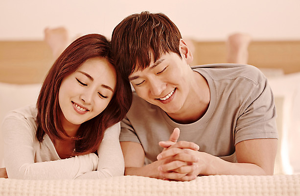 포토 JPG 커플 여자 남자 행복 여유 엎드리기 함께함 실내 웃음 사람 동양인 상반신 20대 성인 두명 앞모습 아웃포커스 눕기 눈감음 다정 한국인 침대 손모으기 맞대기 청년만 성인만 국내포토 감정 뷰포인트 가구 컨셉 관계 모션 촬영기법 표정 인종 손짓 청년 내부 파일형식