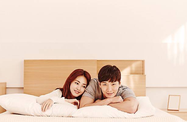 포토 JPG 커플 여자 남자 행복 여유 엎드리기 베개 함께함 실내 웃음 사람 동양인 상반신 20대 성인 두명 앞모습 눕기 다정 침실 한국인 침대 청년만 성인만 국내포토 감정 뷰포인트 가구 컨셉 관계 침구 모션 표정 인종 청년 내부 파일형식
