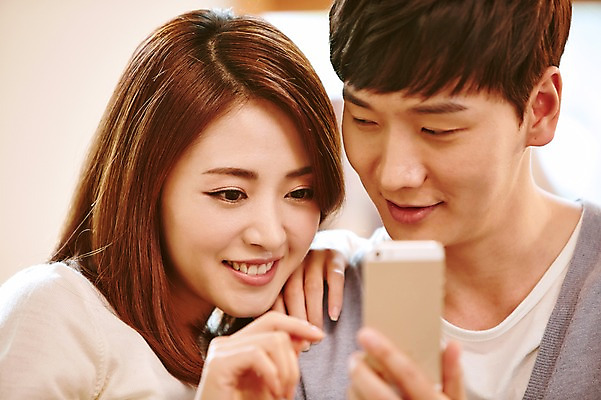 포토 JPG 커플 여자 남자 행복 여유 함께함 실내 웃음 들기 사람 동양인 손짓 상반신 20대 성인 두명 스마트폰 핸드폰 다정 한국인 웹서핑 청년만 성인만 국내포토 감정 컨셉 관계 모션 표정 인종 청년 내부 전자제품 스마트기기 파일형식