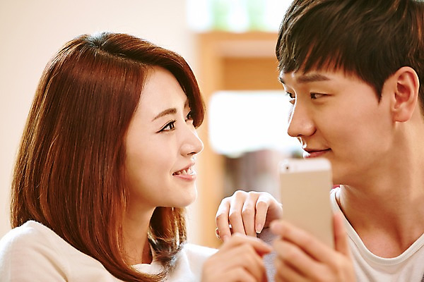 포토 JPG 커플 여자 남자 행복 여유 함께함 실내 웃음 들기 사람 동양인 손짓 상반신 20대 성인 두명 아웃포커스 스마트폰 핸드폰 마주보기 다정 한국인 웹서핑 청년만 성인만 국내포토 감정 컨셉 관계 모션 촬영기법 표정 인종 청년 내부 전자제품 스마트기기 파일형식