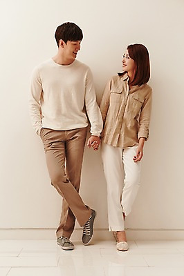 포토 JPG 전신 커플 여자 남자 행복 여유 함께함 실내 서기 웃음 사람 동양인 20대 성인 두명 앞모습 마주보기 손잡기 다정 한국인 청년만 성인만 국내포토 감정 뷰포인트 컨셉 관계 모션 표정 인종 청년 내부 파일형식