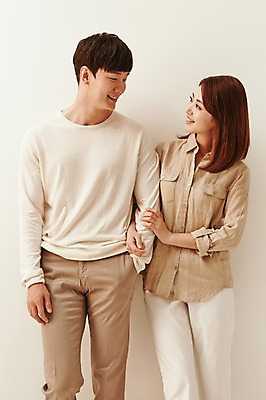 포토 JPG 커플 여자 남자 행복 여유 함께함 실내 서기 웃음 사람 동양인 상반신 20대 성인 두명 앞모습 마주보기 팔짱 다정 한국인 청년만 성인만 국내포토 감정 뷰포인트 컨셉 관계 모션 표정 인종 청년 내부 파일형식