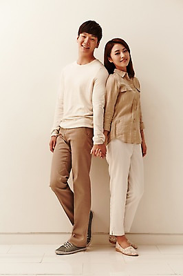 포토 JPG 전신 커플 여자 남자 행복 여유 함께함 실내 서기 웃음 사람 동양인 20대 성인 두명 옆모습 손잡기 다정 한국인 청년만 성인만 국내포토 감정 뷰포인트 컨셉 관계 모션 표정 인종 청년 내부 파일형식