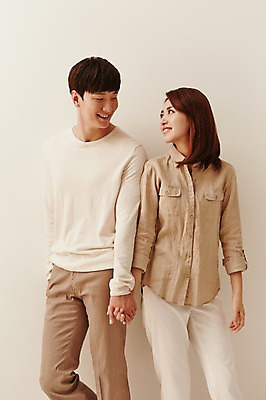 포토 JPG 커플 여자 남자 행복 여유 함께함 실내 서기 웃음 사람 동양인 상반신 20대 성인 두명 마주보기 손잡기 다정 한국인 청년만 성인만 국내포토 감정 컨셉 관계 모션 표정 인종 청년 내부 파일형식