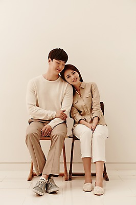 포토 JPG 전신 커플 여자 남자 행복 여유 의자 함께함 실내 웃음 사람 앉기 동양인 20대 성인 두명 앞모습 기댐 다정 한국인 청년만 성인만 국내포토 감정 뷰포인트 가구 컨셉 관계 모션 표정 인종 청년 내부 파일형식
