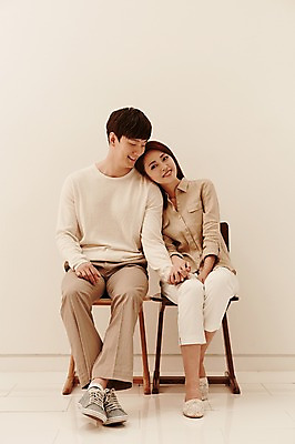 포토 JPG 전신 커플 여자 남자 행복 여유 의자 함께함 실내 웃음 사람 앉기 동양인 20대 성인 두명 앞모습 기댐 다정 한국인 청년만 성인만 국내포토 감정 뷰포인트 가구 컨셉 관계 모션 표정 인종 청년 내부 파일형식