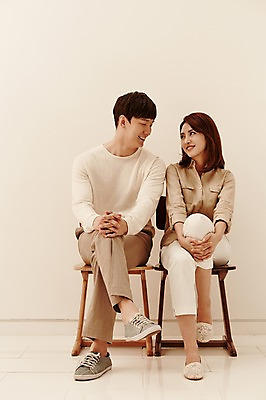 포토 JPG 전신 커플 여자 남자 행복 여유 의자 함께함 실내 웃음 사람 앉기 동양인 20대 성인 두명 앞모습 마주보기 다정 한국인 다리꼬기 청년만 성인만 국내포토 감정 뷰포인트 가구 컨셉 관계 모션 표정 인종 청년 내부 파일형식