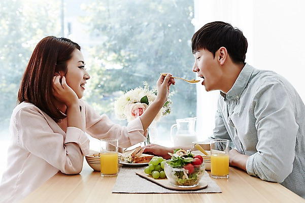포토 JPG 커플 여자 남자 행복 여유 음료 음식 채소 과일 탁자 아침 함께함 실내 샌드위치 사람 앉기 동양인 상반신 20대 성인 두명 옆모습 식사 다정 샐러드 한국인 아침식사 먹여주기 청년만 성인만 국내포토 주간 감정 뷰포인트 가구 컨셉 관계 모션 인종 청년 내부 먹기 파일형식