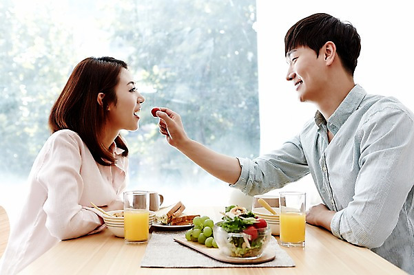 포토 JPG 커플 여자 남자 행복 여유 음료 음식 채소 과일 탁자 아침 함께함 실내 샌드위치 웃음 사람 앉기 동양인 상반신 20대 성인 두명 옆모습 식사 다정 샐러드 한국인 아침식사 먹여주기 청년만 성인만 국내포토 주간 감정 뷰포인트 가구 컨셉 관계 모션 표정 인종 청년 내부 먹기 파일형식