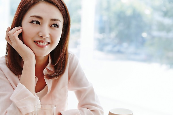 포토 JPG 응시 여자 실내 한명 웃음 사람 동양인 상반신 20대 성인 아웃포커스 턱괴기 한국인 여자만 여자한명만 성인여자만 청년만 청년여자만 성인한명만 청년여자한명만 성인여자한명만 성인만 국내포토 1 시선 모션 촬영기법 표정 인종 청년 내부 파일형식