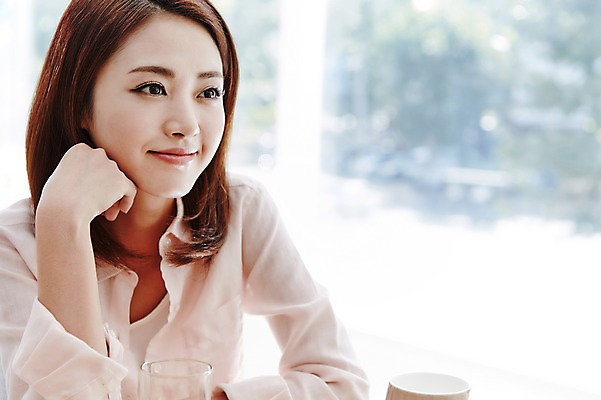 포토 JPG 응시 여자 실내 한명 웃음 사람 동양인 상반신 20대 성인 아웃포커스 턱괴기 한국인 여자만 여자한명만 성인여자만 청년만 청년여자만 성인한명만 청년여자한명만 성인여자한명만 성인만 국내포토 1 시선 모션 촬영기법 표정 인종 청년 내부 파일형식