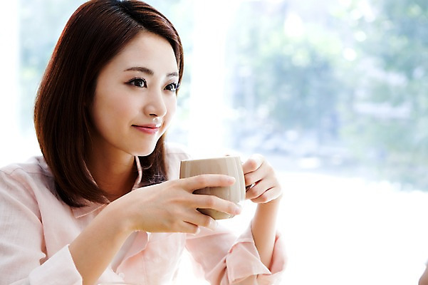 포토 JPG 여자 음료 티타임 실내 한명 웃음 들기 사람 동양인 상반신 20대 성인 아웃포커스 한국인 차 찻잔 여자만 여자한명만 성인여자만 청년만 청년여자만 성인한명만 청년여자한명만 성인여자한명만 성인만 국내포토 1 모션 휴식 잔 촬영기법 표정 인종 청년 내부 파일형식