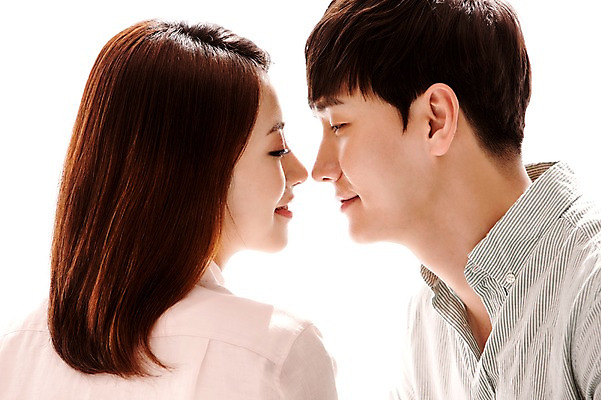 포토 JPG 커플 여자 남자 행복 여유 키스 함께함 실내 사람 동양인 상반신 20대 성인 두명 옆모습 뒷모습 눈감음 다정 한국인 청년만 성인만 국내포토 감정 뷰포인트 컨셉 관계 모션 인종 청년 내부 애정표현 파일형식