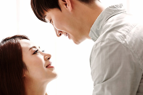 포토 JPG 커플 여자 남자 행복 여유 함께함 실내 웃음 사람 동양인 상반신 20대 성인 두명 옆모습 마주보기 다정 한국인 청년만 성인만 국내포토 감정 뷰포인트 컨셉 관계 모션 표정 인종 청년 내부 파일형식