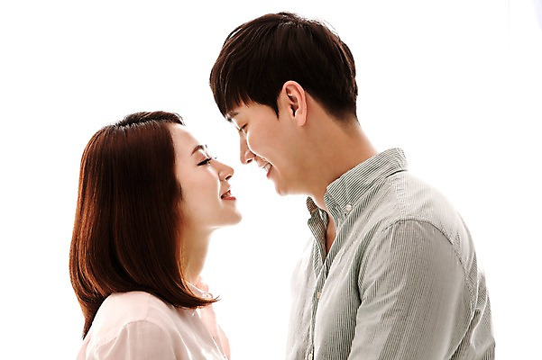 포토 JPG 커플 여자 남자 행복 여유 함께함 실내 웃음 사람 동양인 상반신 20대 성인 두명 옆모습 마주보기 다정 한국인 청년만 성인만 국내포토 감정 뷰포인트 컨셉 관계 모션 표정 인종 청년 내부 파일형식