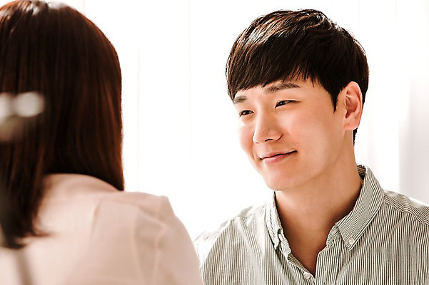 포토 JPG 커플 여자 남자 행복 여유 함께함 실내 웃음 사람 동양인 상반신 20대 성인 두명 다정 한국인 청년만 성인만 국내포토 감정 컨셉 관계 표정 인종 청년 내부 파일형식