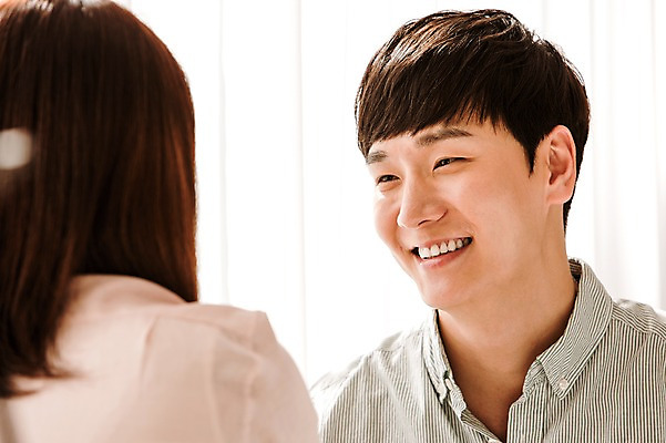 포토 JPG 커플 여자 남자 행복 여유 함께함 실내 웃음 사람 동양인 상반신 20대 성인 두명 다정 한국인 청년만 성인만 국내포토 감정 컨셉 관계 표정 인종 청년 내부 파일형식