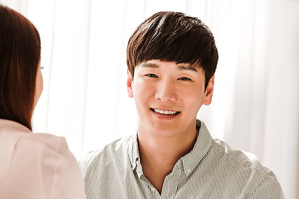 포토 JPG 커플 여자 남자 행복 여유 함께함 실내 웃음 사람 동양인 상반신 20대 성인 두명 앞모습 다정 한국인 청년만 성인만 국내포토 감정 뷰포인트 컨셉 관계 표정 인종 청년 내부 파일형식