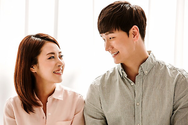 포토 JPG 커플 여자 남자 행복 여유 함께함 실내 웃음 사람 동양인 상반신 20대 성인 두명 앞모습 마주보기 다정 한국인 청년만 성인만 국내포토 감정 뷰포인트 컨셉 관계 모션 표정 인종 청년 내부 파일형식