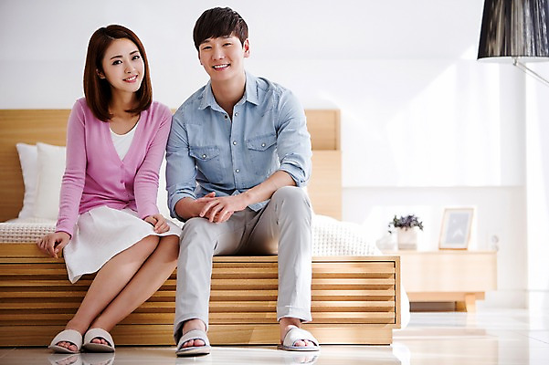 포토 JPG 전신 커플 여자 남자 행복 여유 슬리퍼 함께함 실내 웃음 사람 앉기 동양인 20대 성인 두명 앞모습 다정 침실 한국인 침대 청년만 성인만 국내포토 감정 뷰포인트 가구 신발 컨셉 관계 모션 표정 인종 청년 내부 파일형식