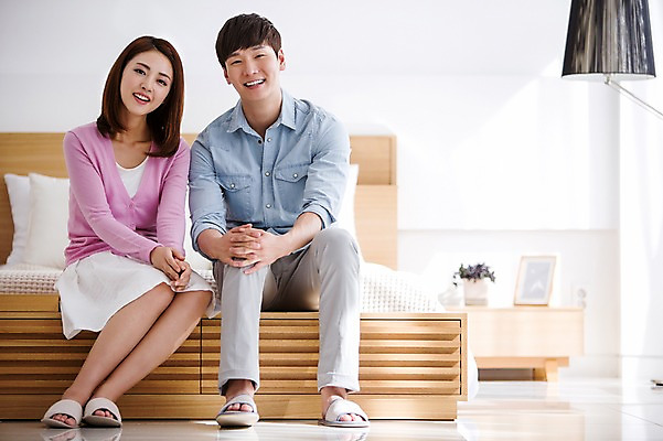 포토 JPG 전신 커플 여자 남자 행복 여유 슬리퍼 함께함 실내 웃음 사람 앉기 동양인 20대 성인 두명 앞모습 다정 침실 한국인 침대 손모으기 청년만 성인만 국내포토 감정 뷰포인트 가구 신발 컨셉 관계 모션 표정 인종 손짓 청년 내부 파일형식