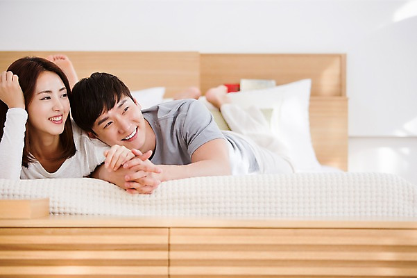 포토 JPG 전신 커플 여자 남자 행복 여유 엎드리기 함께함 실내 웃음 사람 동양인 20대 성인 두명 앞모습 아웃포커스 눕기 다정 침실 한국인 침대 청년만 성인만 국내포토 감정 뷰포인트 가구 컨셉 관계 모션 촬영기법 표정 인종 청년 내부 파일형식