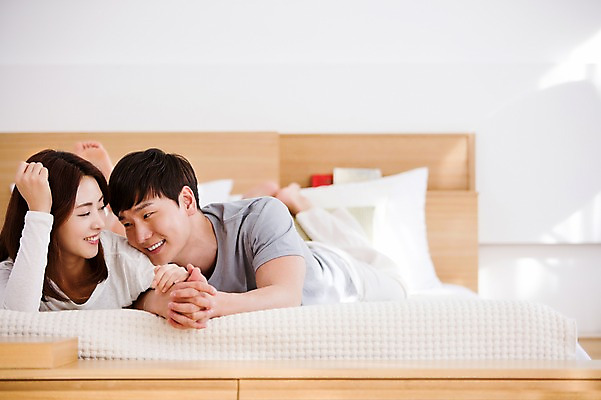 포토 JPG 전신 커플 여자 남자 행복 여유 엎드리기 함께함 실내 웃음 사람 동양인 20대 성인 두명 앞모습 아웃포커스 눕기 다정 침실 한국인 침대 청년만 성인만 국내포토 감정 뷰포인트 가구 컨셉 관계 모션 촬영기법 표정 인종 청년 내부 파일형식