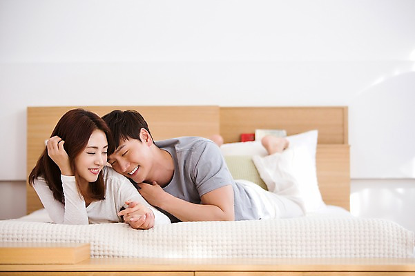 포토 JPG 전신 커플 여자 남자 행복 여유 엎드리기 함께함 실내 웃음 사람 동양인 상반신 20대 성인 두명 앞모습 아웃포커스 눕기 눈감음 다정 침실 한국인 침대 청년만 성인만 국내포토 감정 뷰포인트 가구 컨셉 관계 모션 촬영기법 표정 인종 청년 내부 파일형식