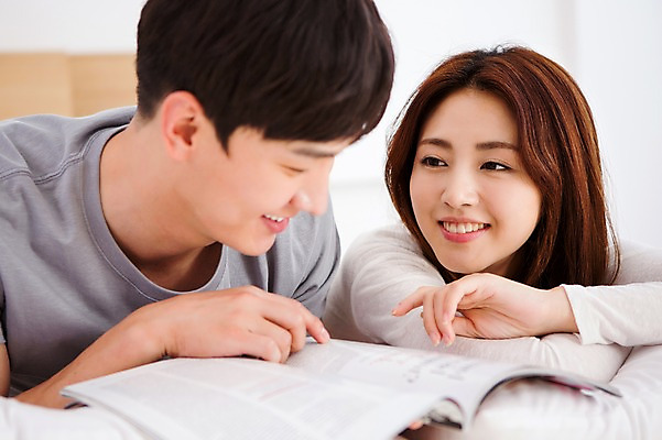 포토 JPG 커플 여자 남자 행복 여유 엎드리기 함께함 실내 웃음 사람 동양인 상반신 20대 성인 두명 앞모습 아웃포커스 책 눕기 다정 한국인 잡지 청년만 성인만 국내포토 감정 뷰포인트 컨셉 관계 모션 촬영기법 표정 인종 청년 내부 간행물 파일형식