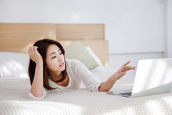 포토 JPG 여자 엎드리기 실내 한명 사람 동양인 손짓 상반신 20대 성인 앞모습 노트북 눕기 침실 한국인 침대 웹서핑 여자만 여자한명만 성인여자만 청년만 청년여자만 성인한명만 청년여자한명만 성인여자한명만 성인만 국내포토 1 뷰포인트 가구 모션 인종 청년 내부 전자제품 파일형식