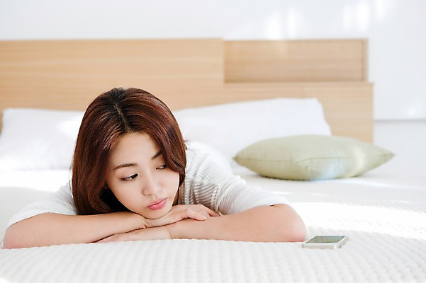 포토 JPG 응시 여자 엎드리기 실내 한명 사람 동양인 상반신 20대 성인 앞모습 아웃포커스 스마트폰 핸드폰 눕기 침실 한국인 침대 여자만 여자한명만 성인여자만 청년만 청년여자만 성인한명만 청년여자한명만 성인여자한명만 성인만 국내포토 1 시선 뷰포인트 가구 모션 촬영기법 인종 청년 내부 전자제품 스마트기기 파일형식