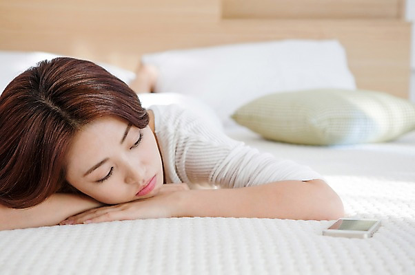 포토 JPG 응시 여자 엎드리기 실내 한명 사람 동양인 상반신 20대 성인 앞모습 아웃포커스 스마트폰 핸드폰 눕기 침실 한국인 침대 여자만 여자한명만 성인여자만 청년만 청년여자만 성인한명만 청년여자한명만 성인여자한명만 성인만 국내포토 1 시선 뷰포인트 가구 모션 촬영기법 인종 청년 내부 전자제품 스마트기기 파일형식