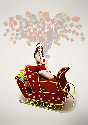 PSD 편집이미지 여자 크리스마스 산타모자 산타옷 선물 한명 사람 앉기 동양인 성인 선물상자 상자 한국인 썰매 여자만 여자한명만 성인여자만 성인만 이미지편집 모자_잡화 1 옷 기념일 모션 인종 파일형식