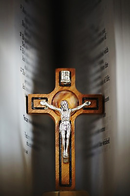 포토 JPG 스튜디오촬영 종교 백그라운드 십자가 종교용품 사람없음 아웃포커스 성당 성경 천주교 예수 하나님 오브젝트 천주교용품 성물 국내포토 종교건축 촬영기법 실내 신_종교 파일형식