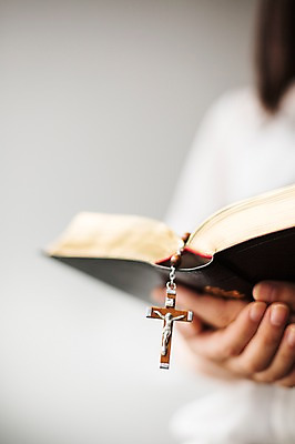 포토 JPG 스튜디오촬영 종교 백그라운드 십자가 종교용품 한명 들기 사람 아웃포커스 성당 성경 천주교 예수 하나님 오브젝트 천주교용품 묵주 성물 국내포토 1 종교건축 모션 촬영기법 실내 신_종교 파일형식