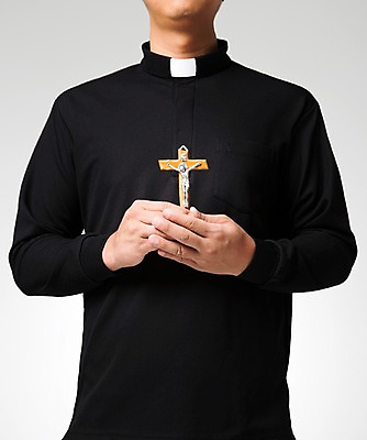 포토 JPG 스튜디오촬영 전신 남자 종교 백그라운드 십자가 종교용품 한명 들기 상반신 성인 성당 천주교 예수 하나님 성직자 오브젝트 천주교용품 신부님 남자만 남자한명만 성인남자만 성인만 국내포토 1 종교건축 모션 실내 사람 신_종교 파일형식