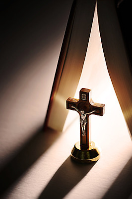 포토 JPG 스튜디오촬영 종교 백그라운드 십자가 종교용품 그림자 사람없음 성당 성경 천주교 예수 하나님 오브젝트 천주교용품 성물 국내포토 종교건축 실내 신_종교 파일형식