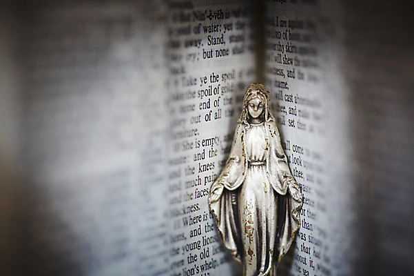 포토 JPG 스튜디오촬영 종교 백그라운드 종교용품 사람없음 아웃포커스 성경 천주교 오브젝트 천주교용품 마리아 성물 국내포토 촬영기법 실내 파일형식