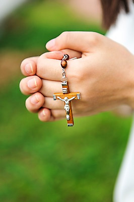 포토 JPG 주간 손 여자 종교 백그라운드 십자가 종교용품 한명 들기 사람 성인 야외 아웃포커스 신체부위 성당 천주교 기도 예수 하나님 오브젝트 천주교용품 묵주 성물 성인만 국내포토 자연요소 1 종교건축 모션 촬영기법 신_종교 파일형식