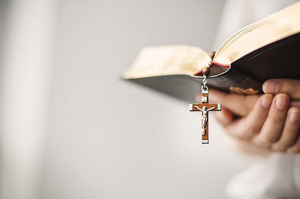 포토 JPG 스튜디오촬영 손 종교 백그라운드 십자가 종교용품 한명 들기 사람 아웃포커스 신체부위 성당 성경 천주교 기도 예수 하나님 오브젝트 천주교용품 묵주 성물 국내포토 1 종교건축 모션 촬영기법 실내 신_종교 파일형식