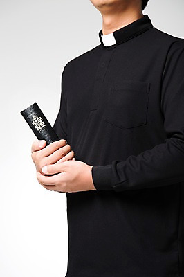 포토 JPG 스튜디오촬영 남자 종교 백그라운드 십자가 종교용품 한명 들기 사람 상반신 성인 성당 성경 천주교 예수 하나님 성직자 오브젝트 천주교용품 신부님 남자만 남자한명만 성인남자만 성인만 국내포토 1 종교건축 모션 실내 신_종교 파일형식