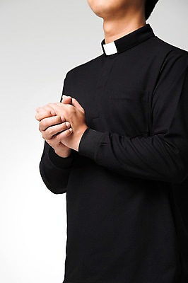 포토 JPG 스튜디오촬영 남자 종교 백그라운드 십자가 종교용품 한명 사람 손짓 상반신 성인 성당 천주교 기도 예수 하나님 성직자 오브젝트 천주교용품 손모으기 신부님 남자만 남자한명만 성인남자만 성인만 국내포토 1 종교건축 모션 실내 신_종교 파일형식