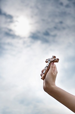 포토 JPG 주간 구름 손 종교 백그라운드 십자가 종교용품 하늘 한명 야외 아웃포커스 신체부위 성당 천주교 예수 하나님 오브젝트 천주교용품 성물 국내포토 자연요소 1 종교건축 촬영기법 사람 신_종교 파일형식