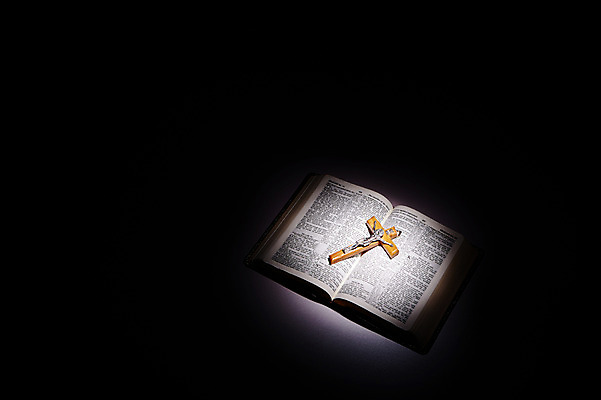 포토 JPG 스튜디오촬영 종교 백그라운드 십자가 종교용품 사람없음 빛 성당 성경 어둠 천주교 예수 하나님 오브젝트 천주교용품 성물 국내포토 종교건축 실내 신_종교 파일형식