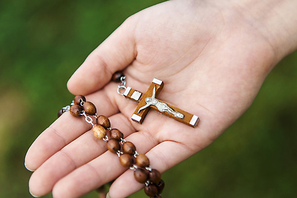 포토 JPG 주간 손 종교 백그라운드 십자가 종교용품 야외 신체부위 성당 천주교 예수 하나님 오브젝트 천주교용품 묵주 성물 국내포토 자연요소 종교건축 사람 신_종교 파일형식